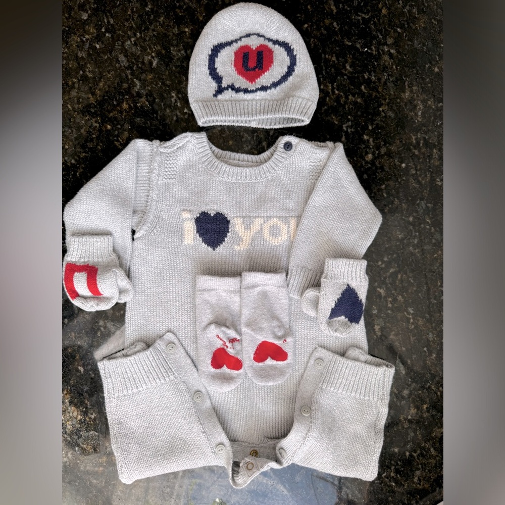Gap knit romper with beanie, mittens and socks 3-6 months like NEW